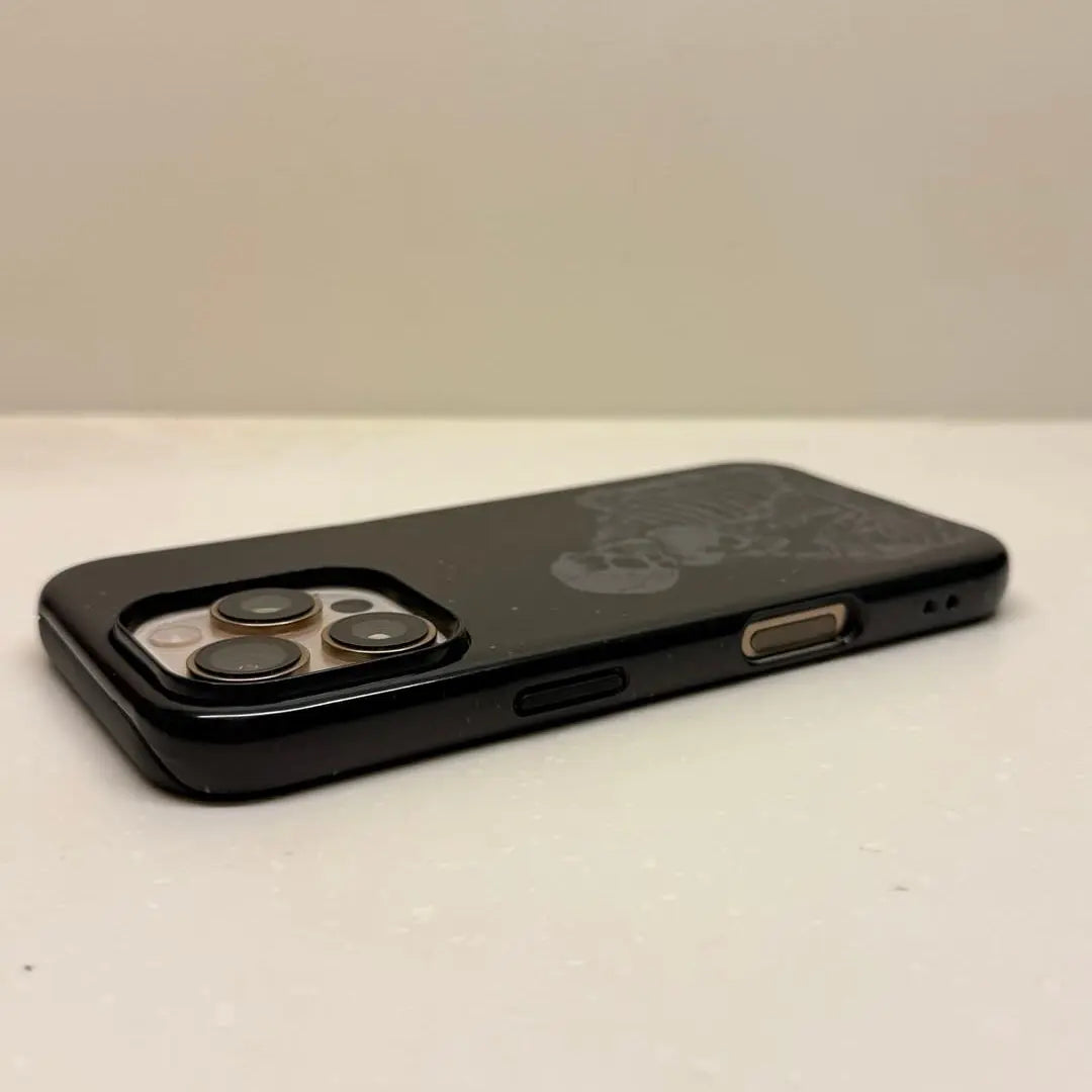The Halloween phone case features the iconic Ghostface from Scream as its main theme, incorporating flame and text element for a trendy and eye-catching design.