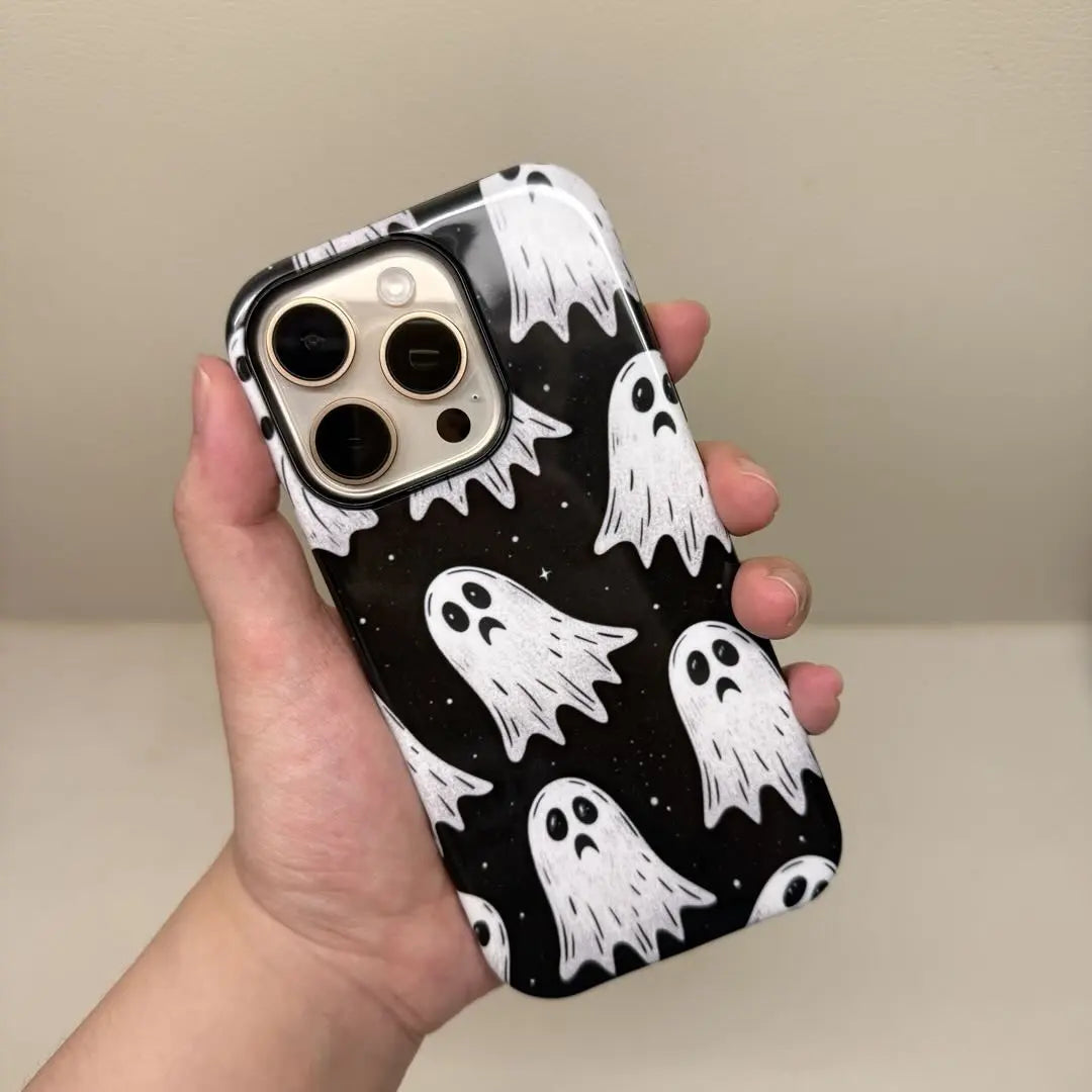This Halloween phone case features a pattern of sad little ghosts on a black background, offering a simple yet mysterious touch of Halloween style.