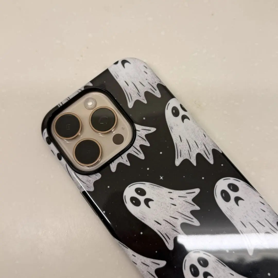 This Halloween phone case features a pattern of sad little ghosts on a black background, offering a simple yet mysterious touch of Halloween style.