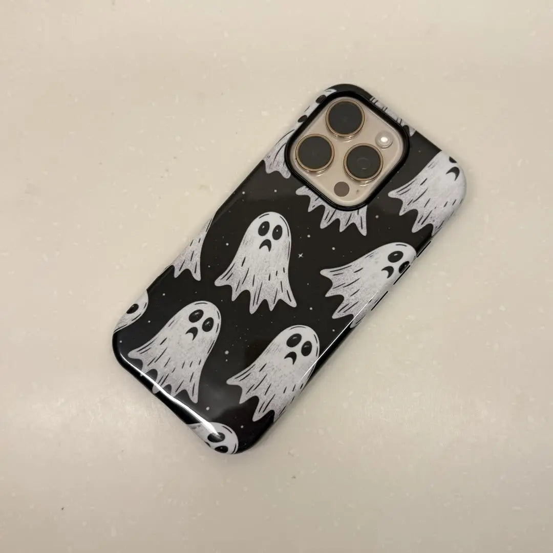 This Halloween phone case features a pattern of sad little ghosts on a black background, offering a simple yet mysterious touch of Halloween style.