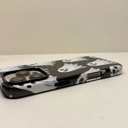 This Halloween phone case features a pattern of sad little ghosts on a black background, offering a simple yet mysterious touch of Halloween style.
